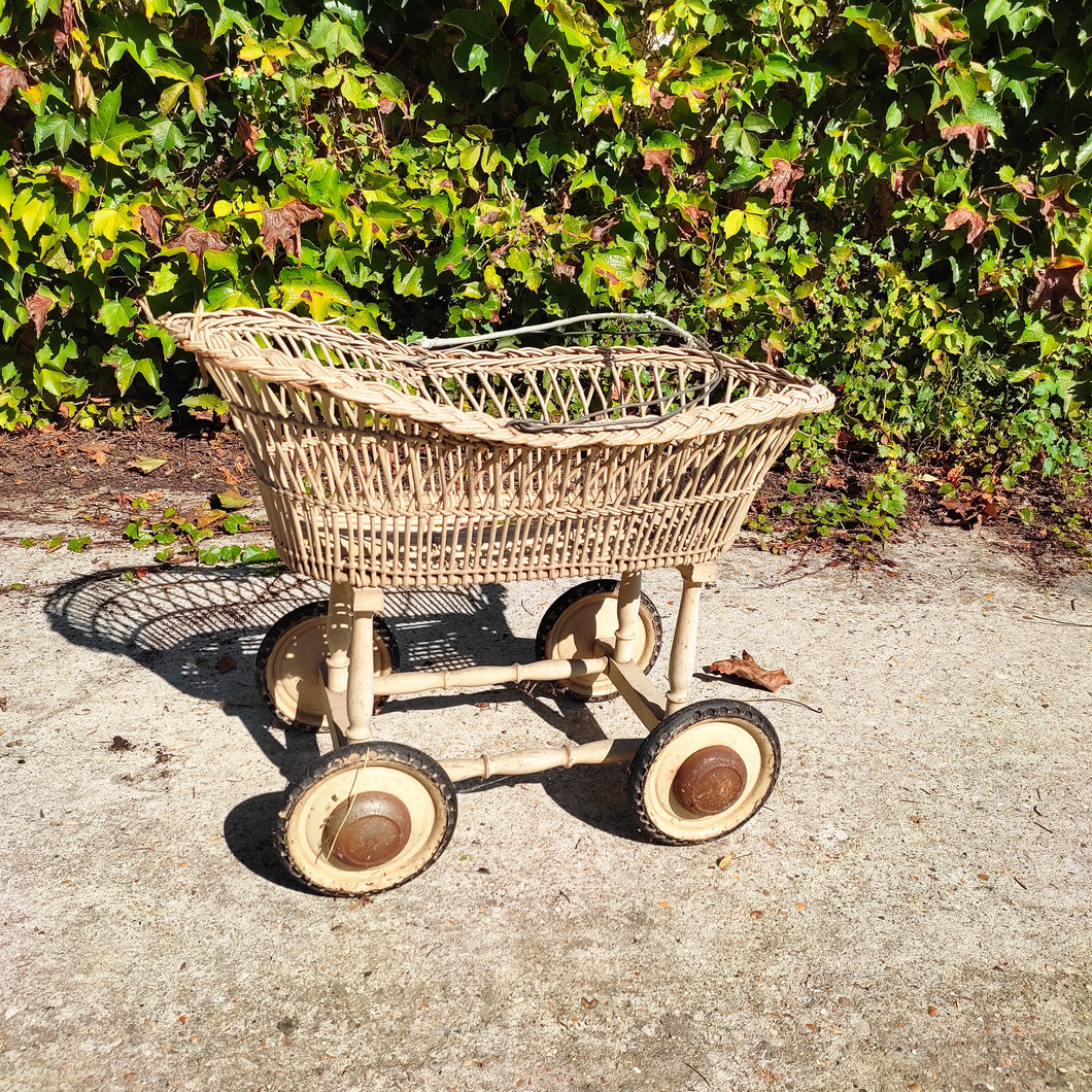 Berceau poupée ancien sur roulettes