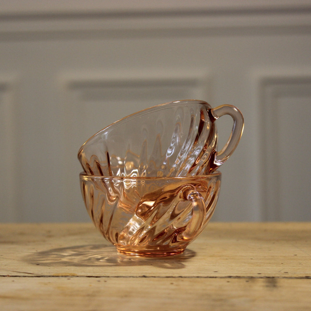 Set de tasses à café avec sous tasses en verre rose Arcoroc