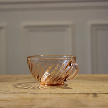 Charger l&#39;image dans la galerie, Set de tasses à café avec sous tasses en verre rose Arcoroc
